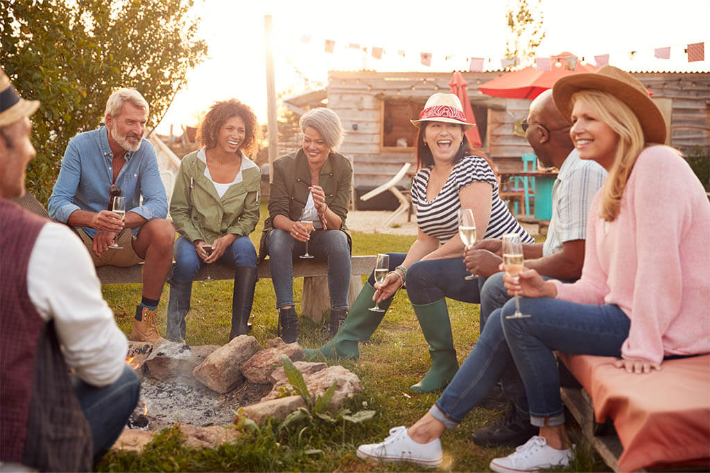 SAUNAVERSUM - Fröhliche Menschen auf dem Campingplatz