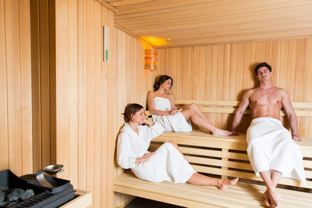 SAUNAVERSUM - fröhliche Menschen bei Sauna Event - Sauna Party