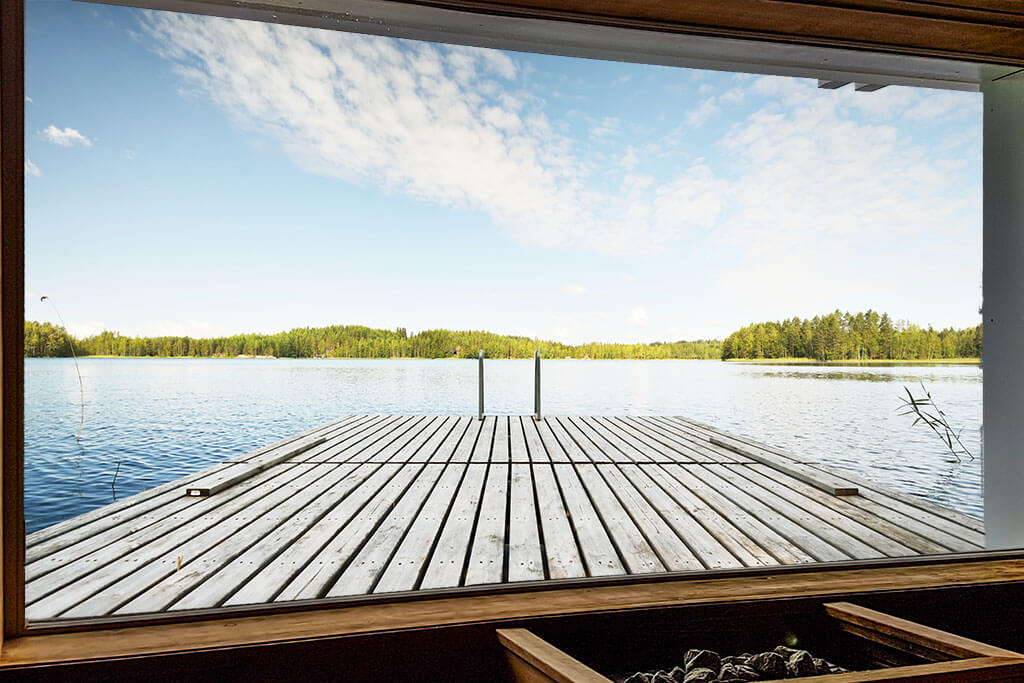 SAUNAVERSUM - Blick aus Sauna auf See mit hölzernem Steg